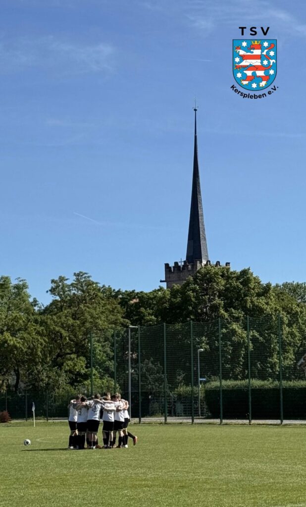 TSV-Kerspleben-Verein Bild vom Platz mit Kirchturm